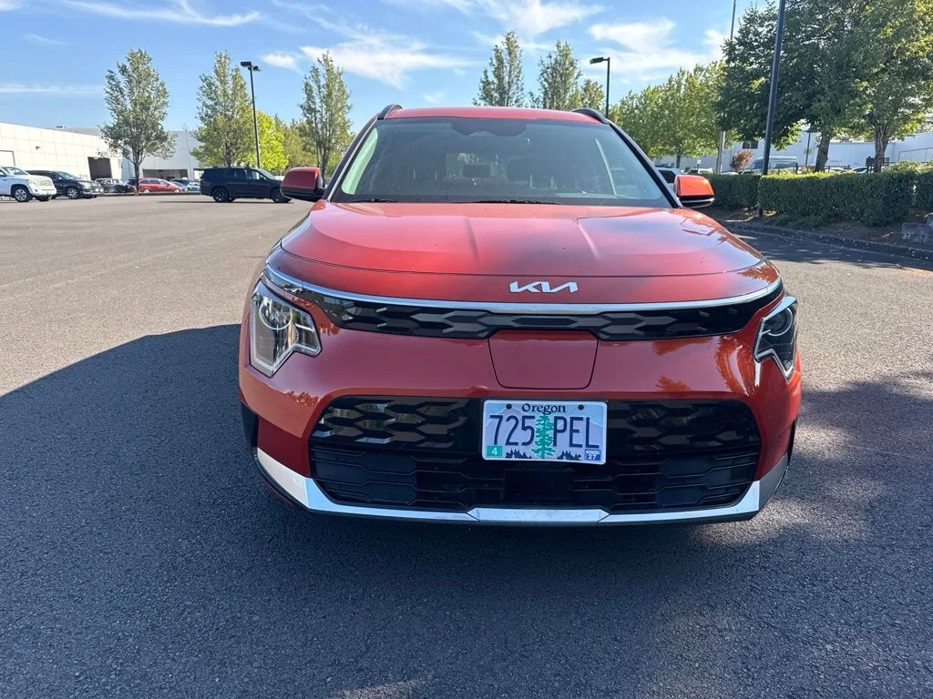 Used 2023 Fire Orange Kia Wind image 2