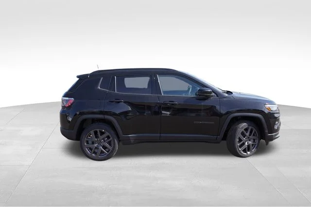New 2026 Diamond Black Crystal Pearlcoat Jeep Limited image 3