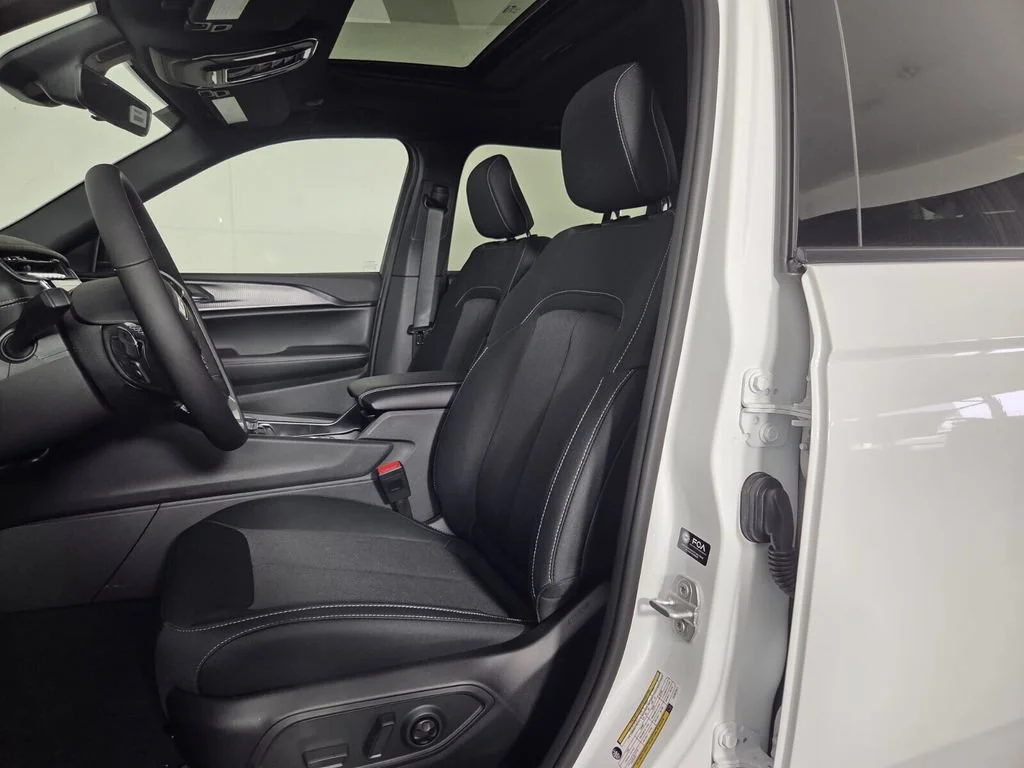 New 2026 Bright White Clear-Coat Exterior Paint Jeep Laredo X image 4
