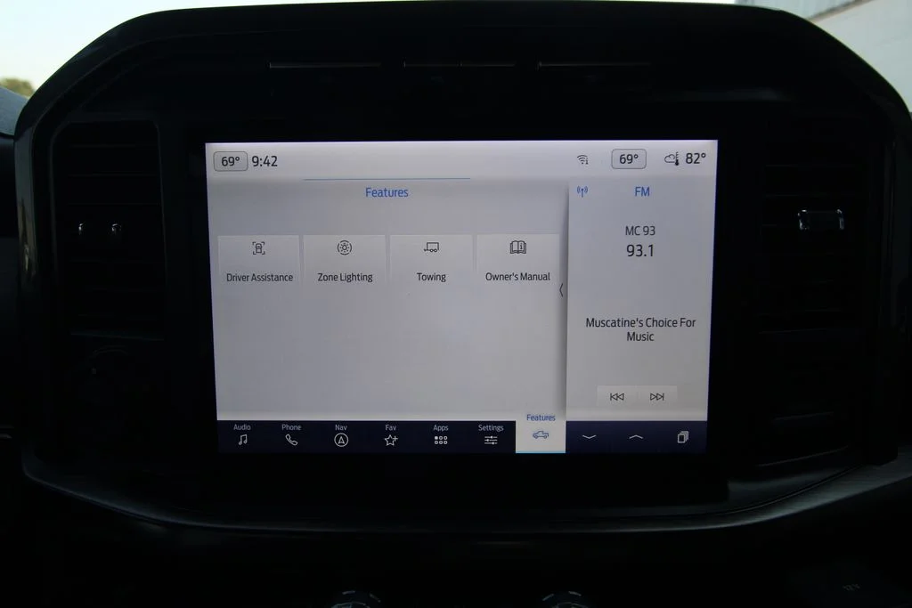 Used 2023  Ford Lariat image 38
