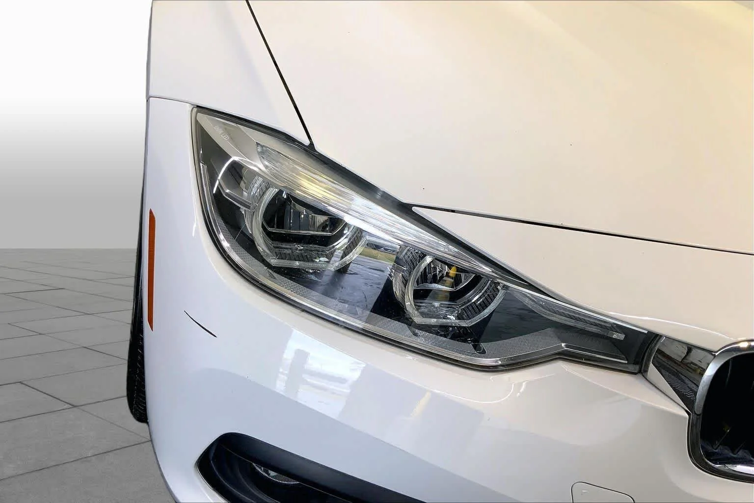 Used 2018 Alpine White BMW 320i xDrive image 27