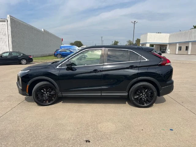 Used 2022  Mitsubishi LE image 2