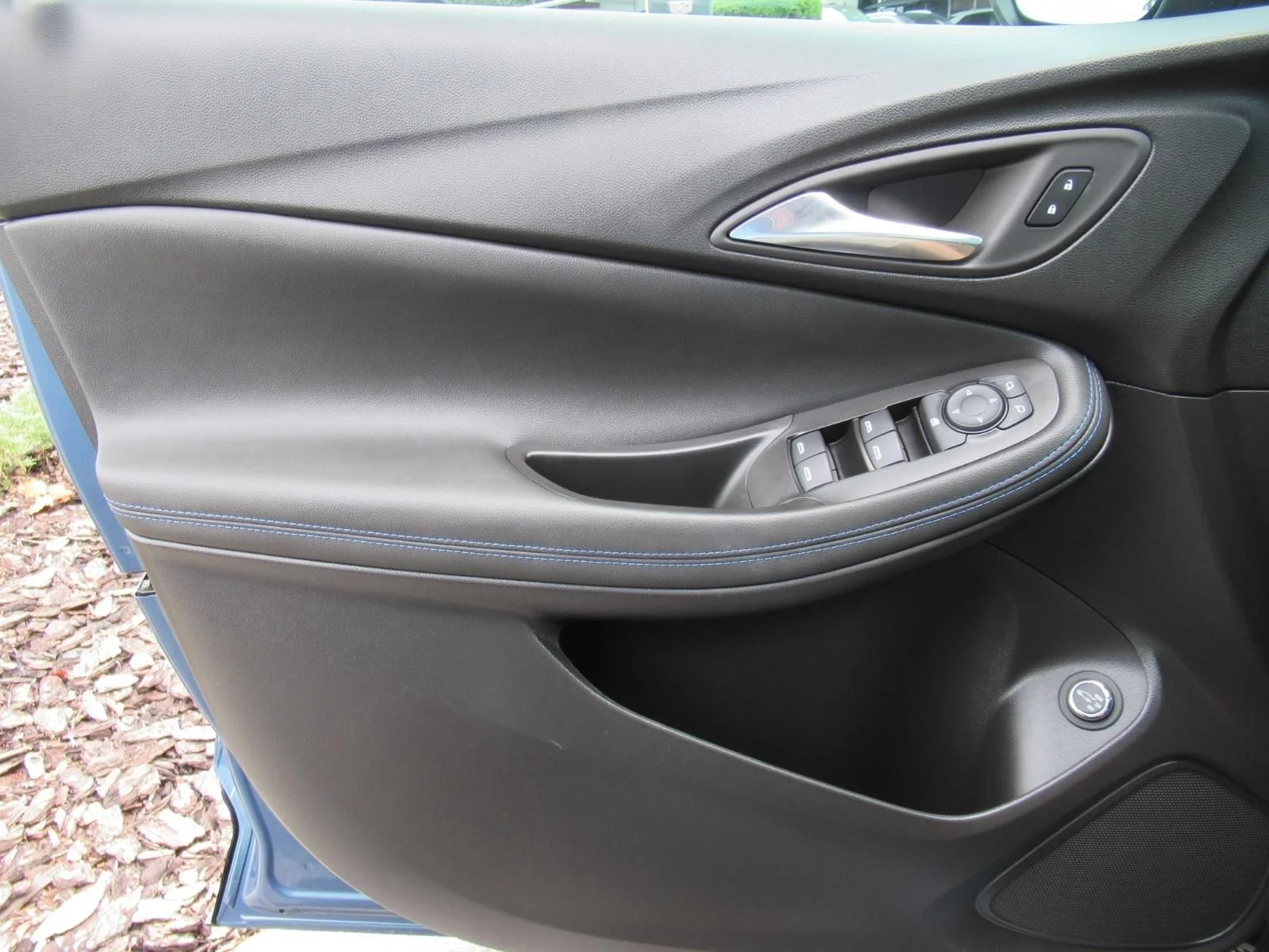 Used 2025 Blue Buick Sport Touring image 21