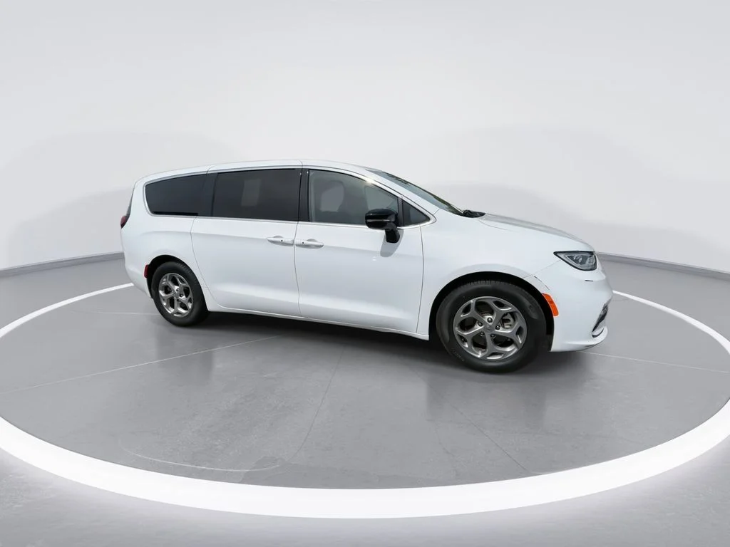 Used 2024 White Chrysler Limited image 9