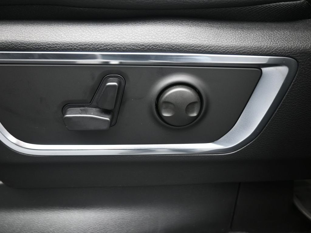 New 2026 Silver Zynith Exterior Paint RAM Laramie image 9