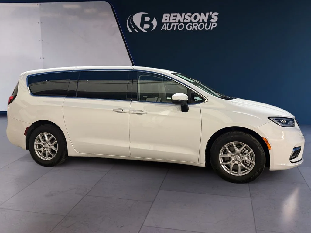Used 2023 White Chrysler Touring L image 6