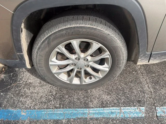 Used 2019 Beige Jeep Latitude image 12