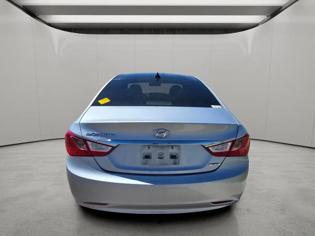 Used 2012 Radiant Silver Metallic Hyundai 2.4L Limited image 4