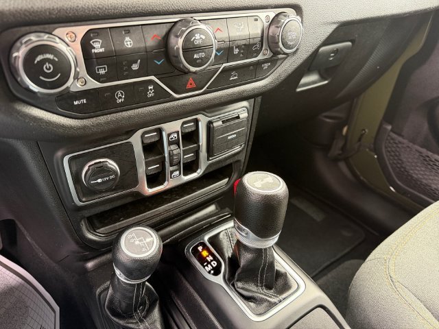 Used 2024 Green Jeep Sport S image 23