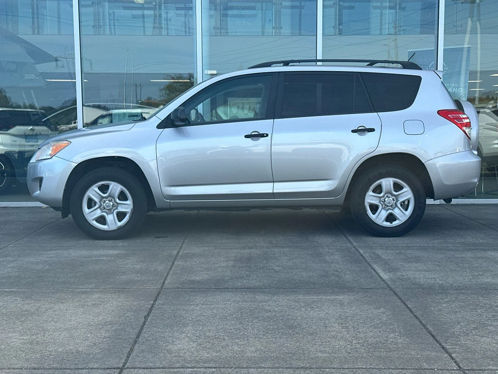 Used 2012 Classic Silver Metallic Toyota Base image 6