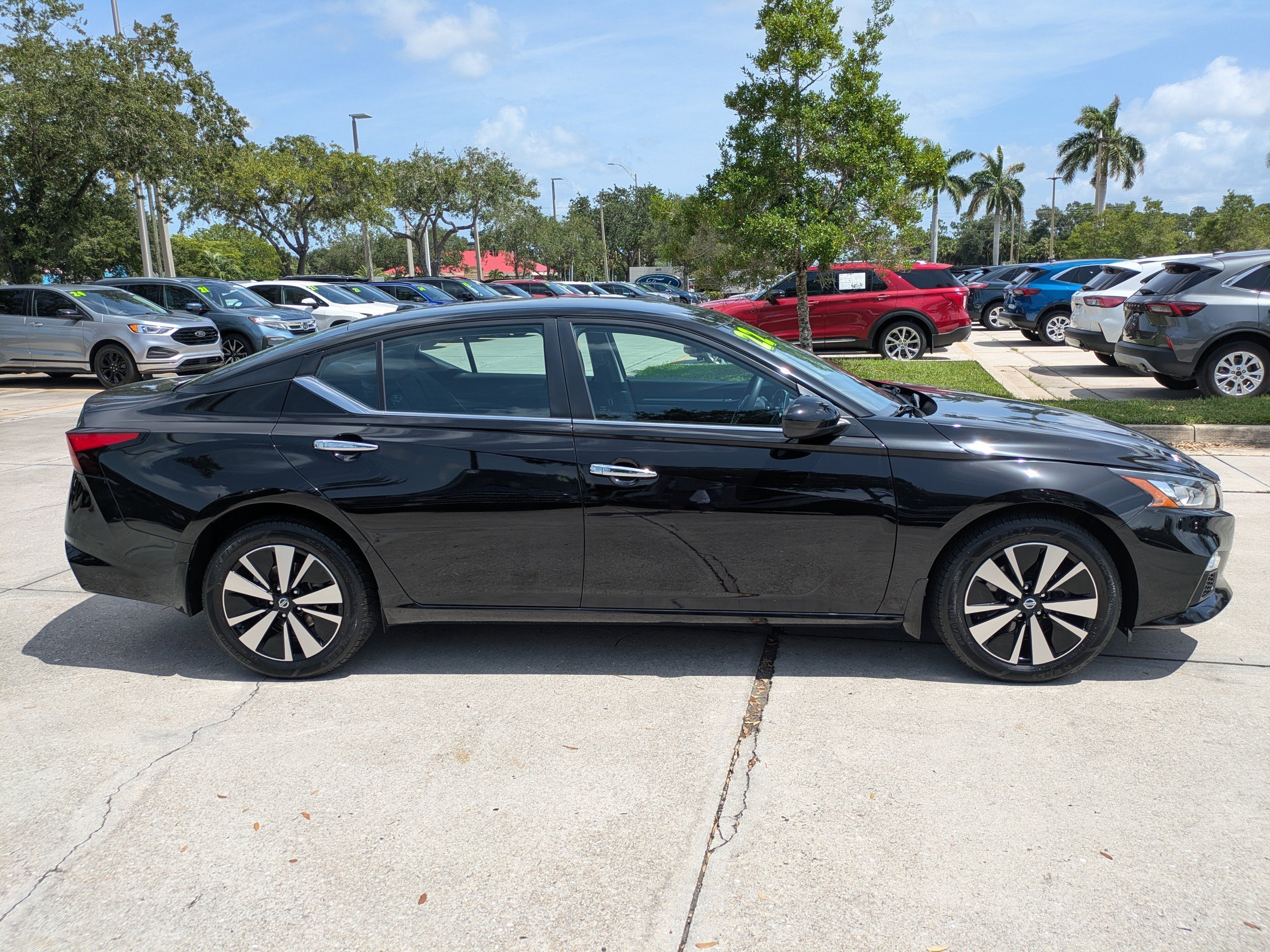 Used 2022 Super Black Nissan 2.5 SV image 3