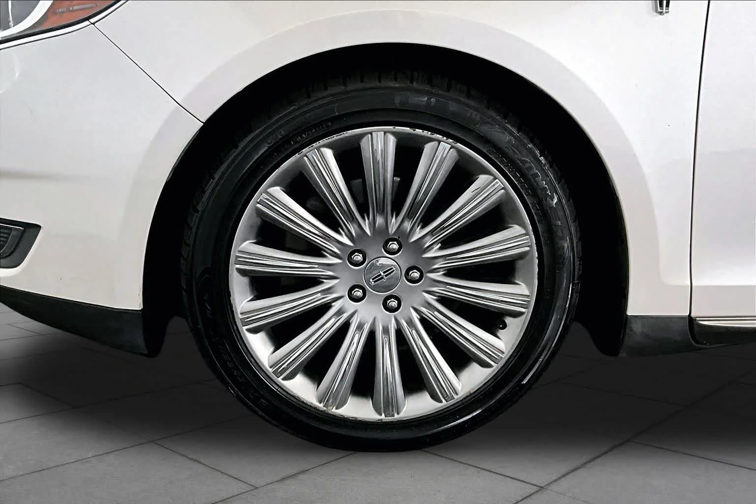 Used 2014 White Platinum Metallic Tri-Coat Lincoln  image 11