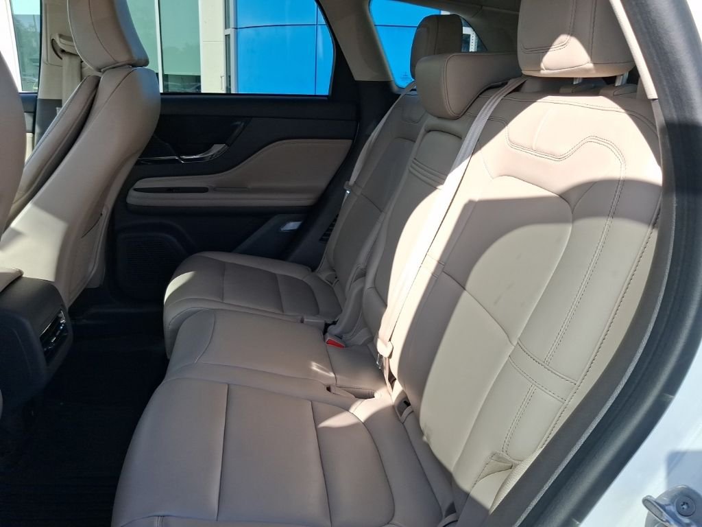 Used 2021 White Lincoln Standard image 21