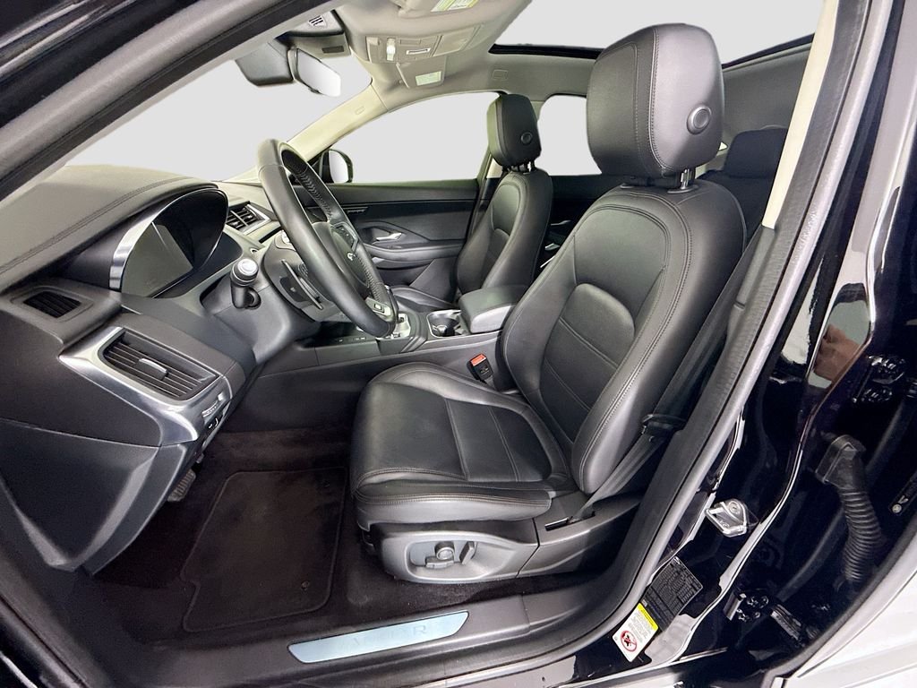 Used 2020  Jaguar SE image 19