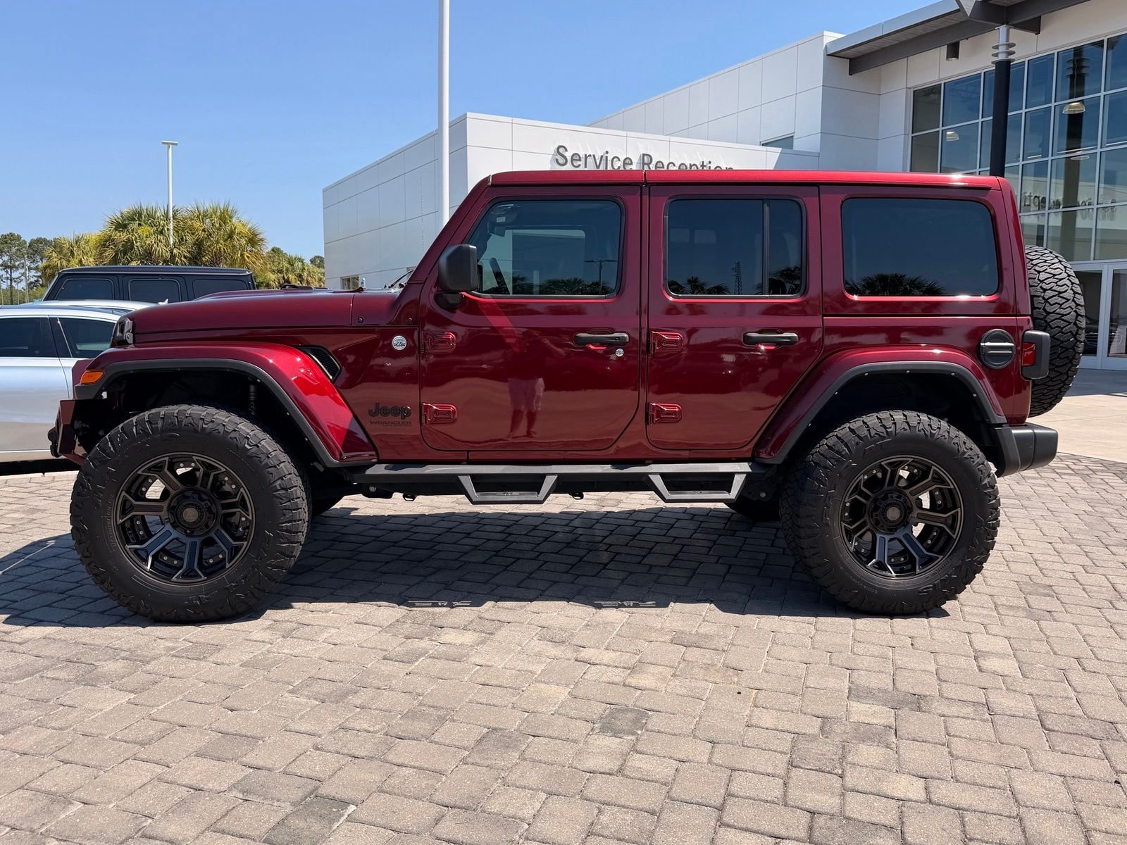 Used 2022 Snazzberry Pearlcoat Jeep Unlimited Sahara image 12
