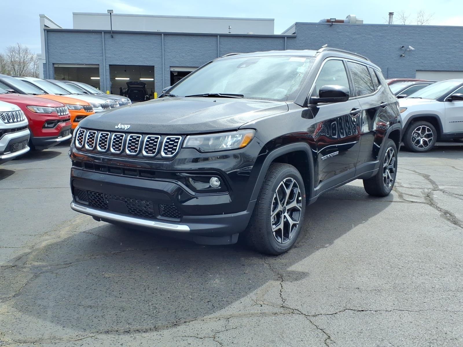 New 2026 Diamond Black Crystal Pearl-Coat Exterior Paint Jeep Limited image 7