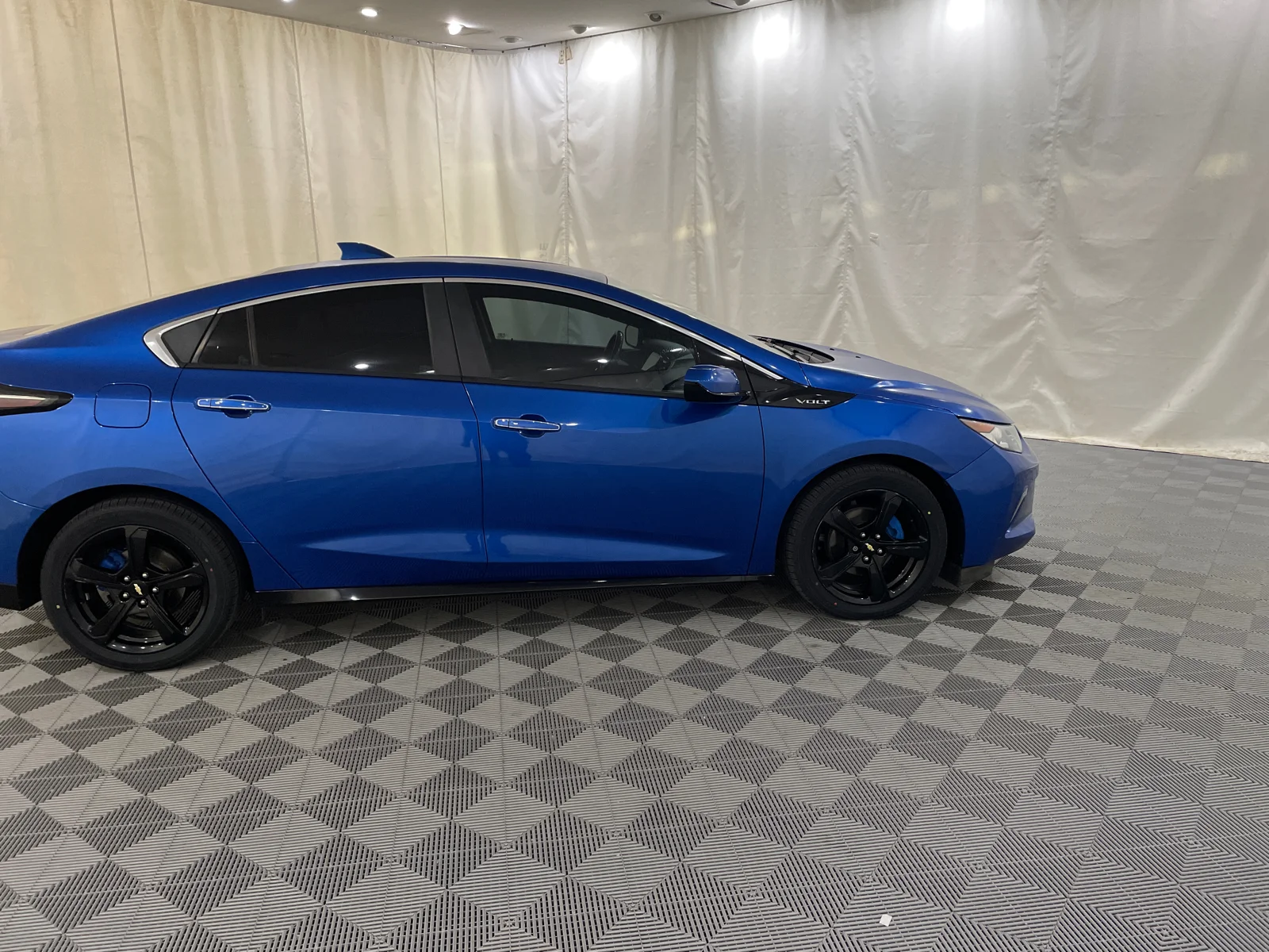 Used 2018 Kinetic Blue Metallic Chevrolet LT image 4