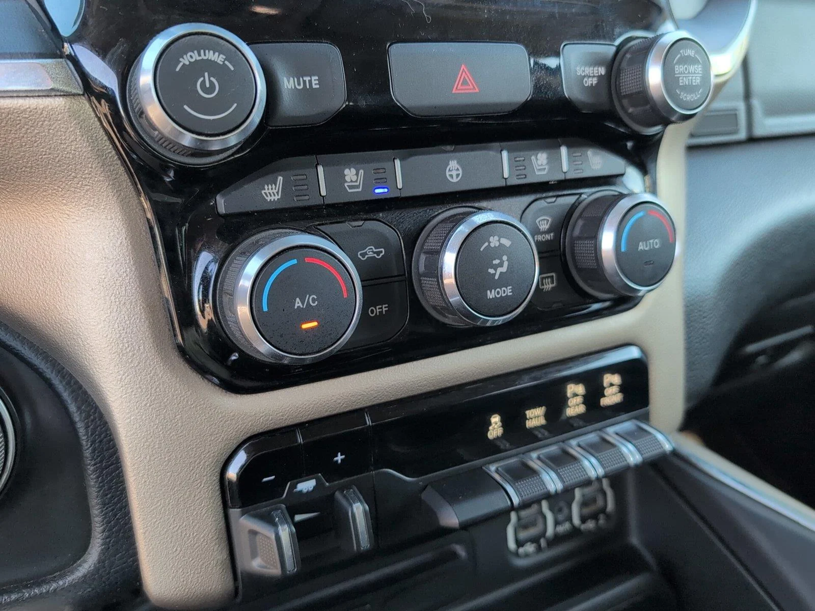 Used 2019 Ivory White Tri-Coat Pearlcoat Ram Laramie image 19