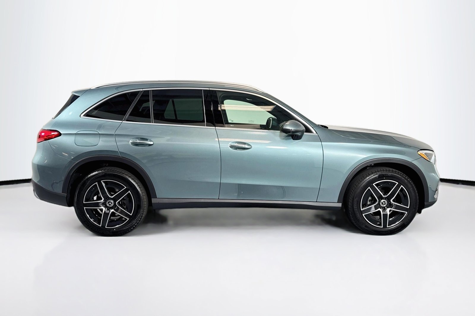 New 2026 Verde Silver Metallic Mercedes-Benz GLC 300 image 4