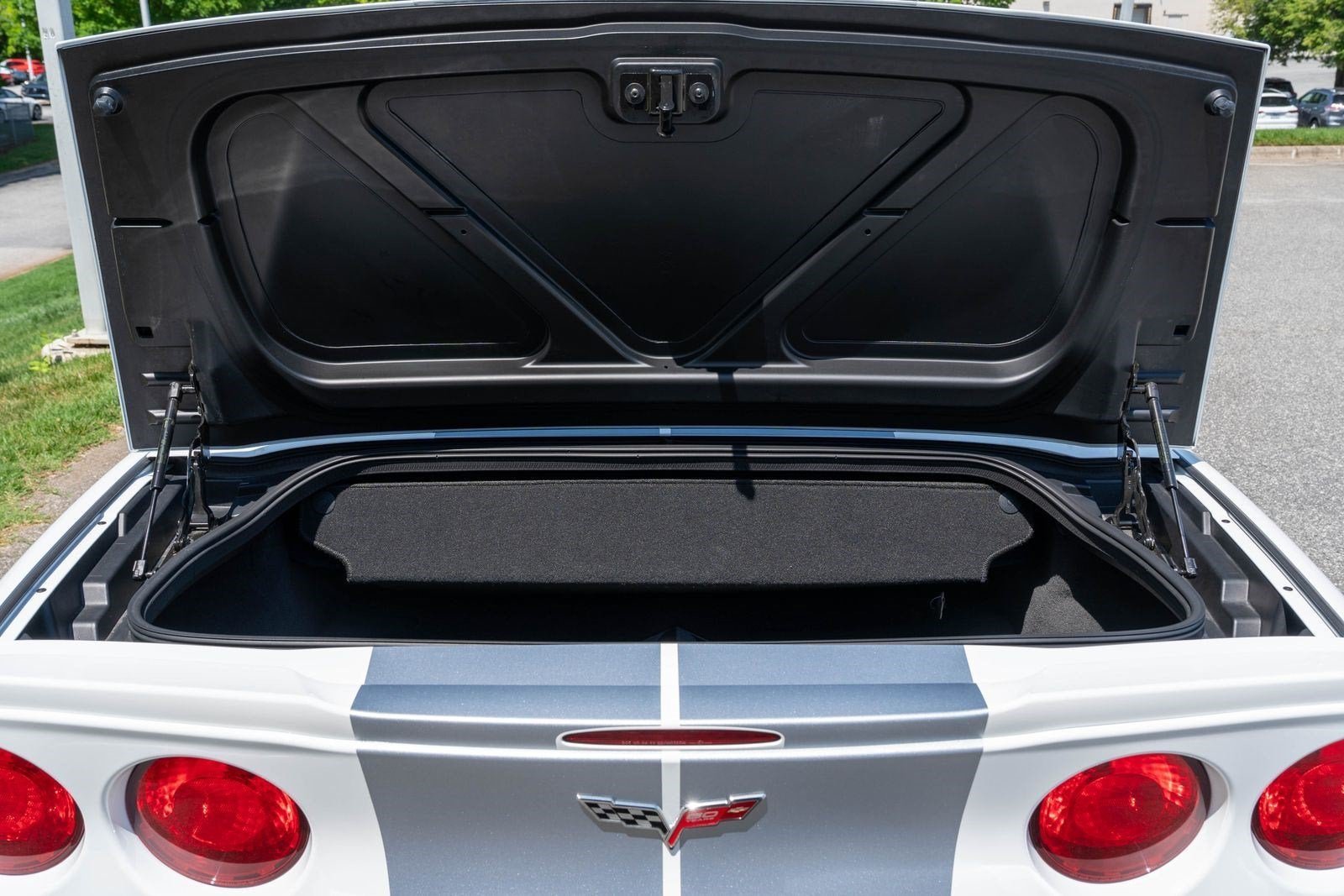 Used 2013 Arctic White Chevrolet 427 1SC image 15