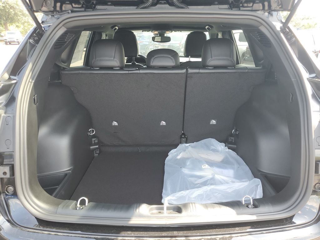New 2026 Diamond Black Crystal Pearlcoat Jeep Latitude image 6