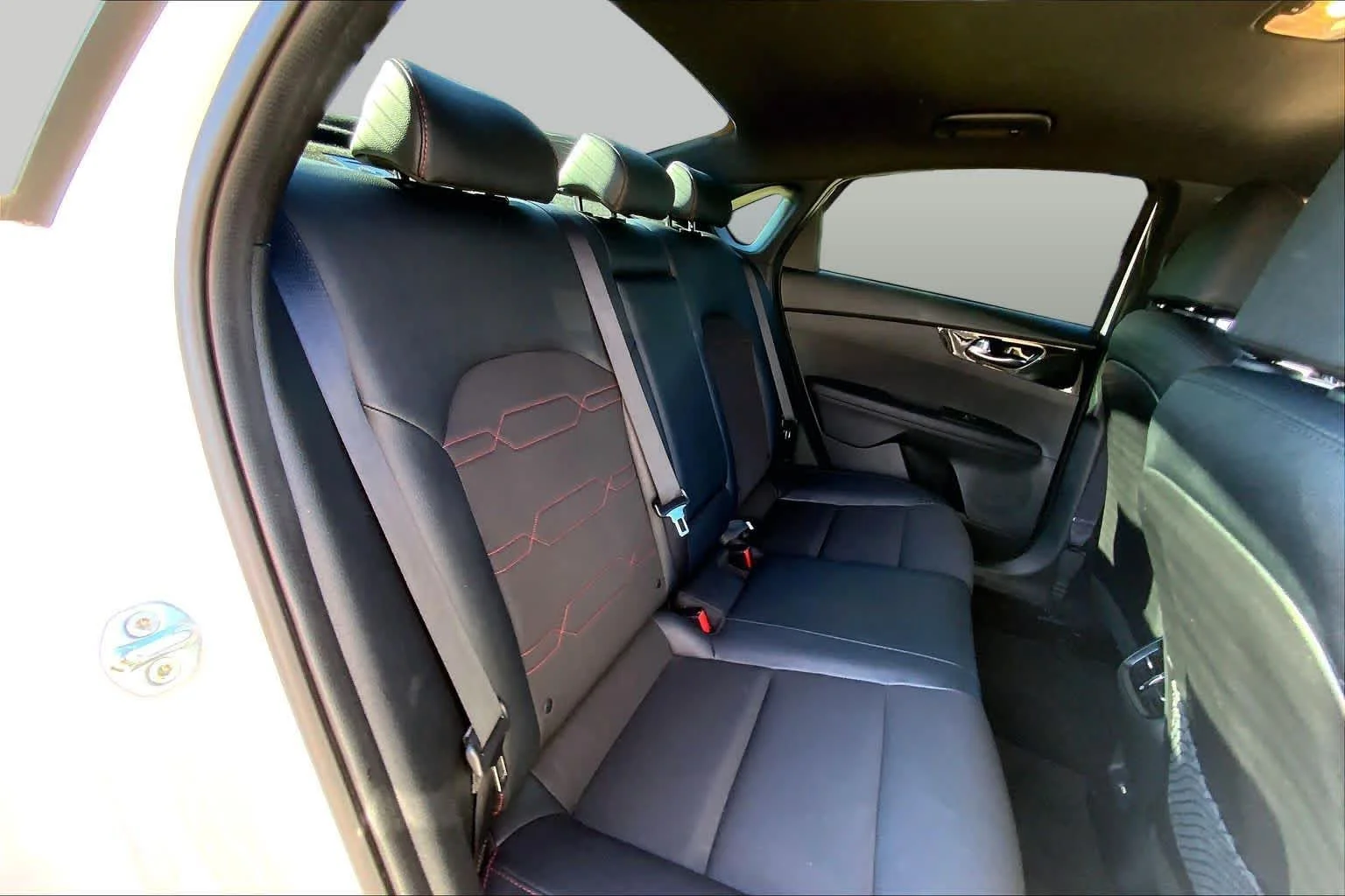 Used 2022 Snow White Pearl Kia GT image 18