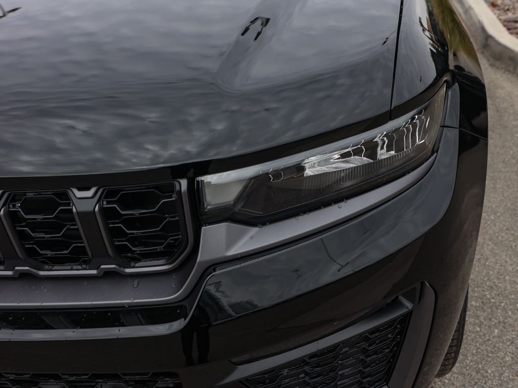 New 2026 Diamond Black Crystal Pearl-Coat Exterior Paint Jeep Limited image 9