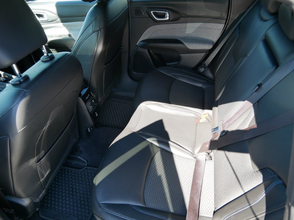 Certified Used 2025 Bright White Clearcoat Jeep Latitude image 12