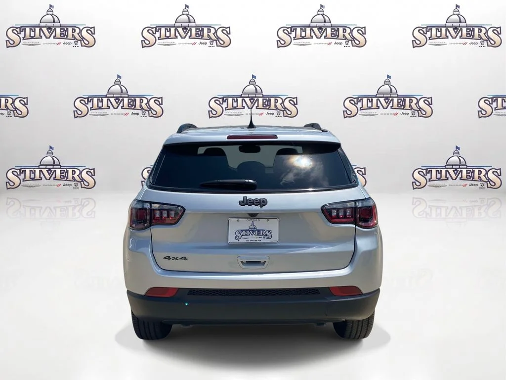 New 2026 Silver Zynith Metallic Clearcoat Jeep Latitude Altitude image 6