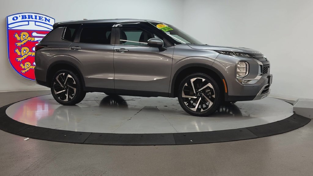 Used 2023 Gray Mitsubishi SE image 3