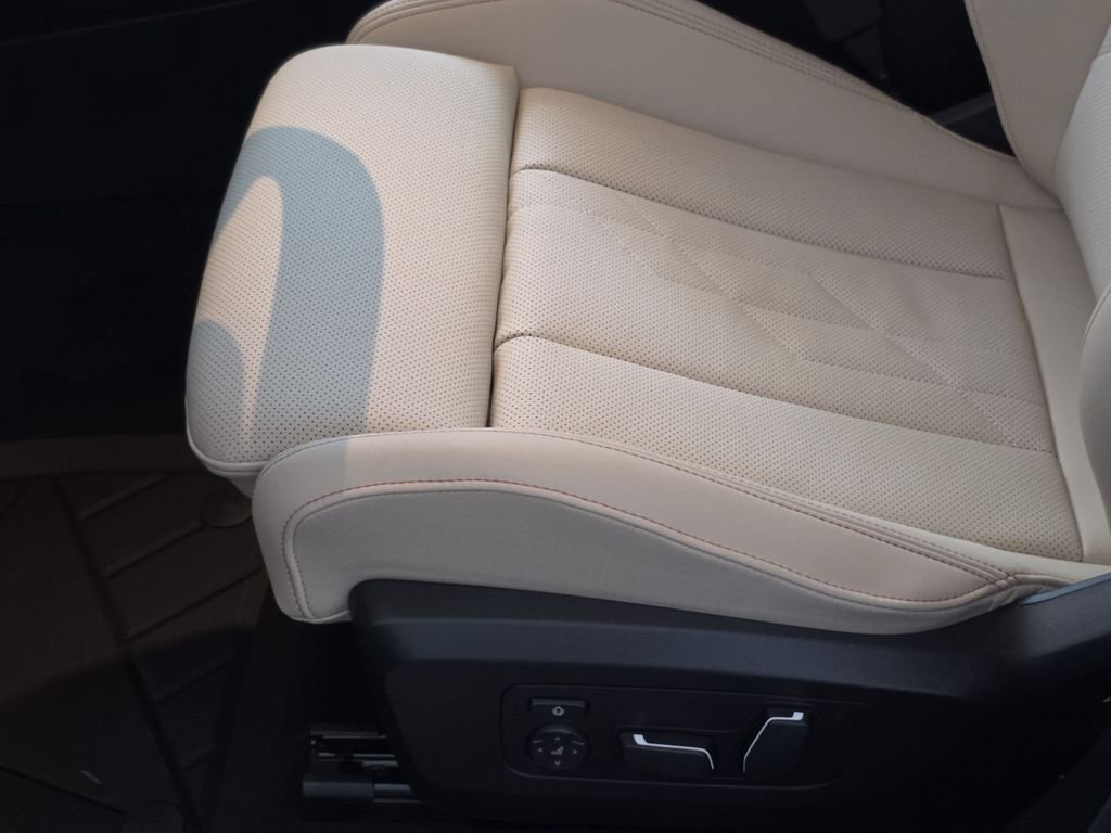 New 2026 Mineral White Metallic BMW 30 xDrive image 28