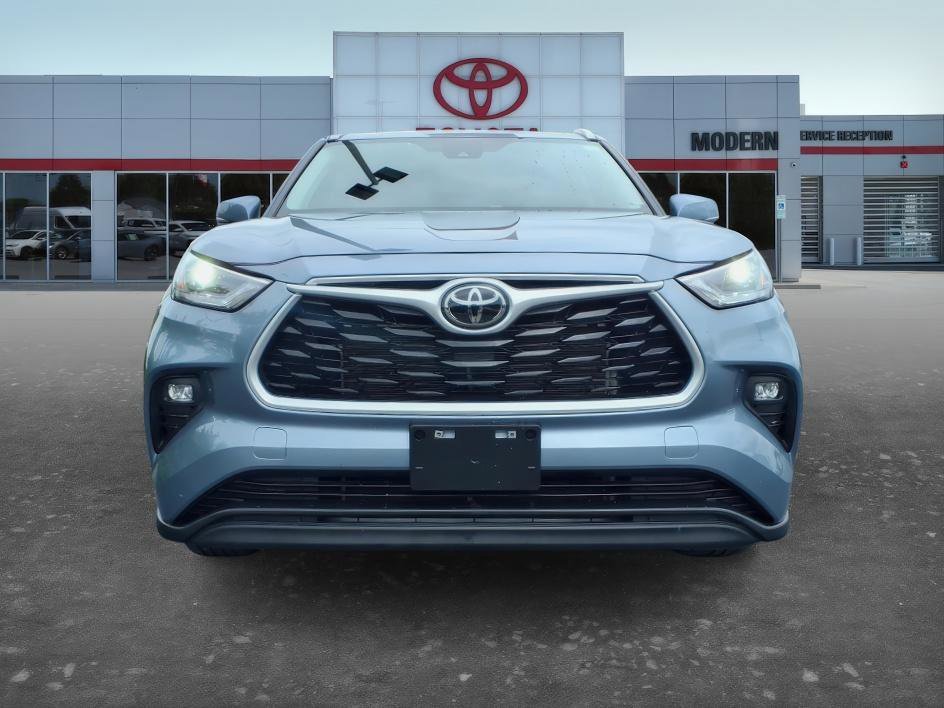 Used 2023 Moon Dust Toyota XLE image 11
