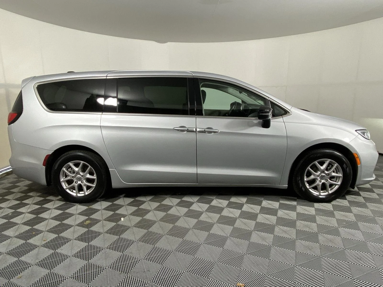 Used 2024 Silver Mist Clearcoat Chrysler Touring L image 3