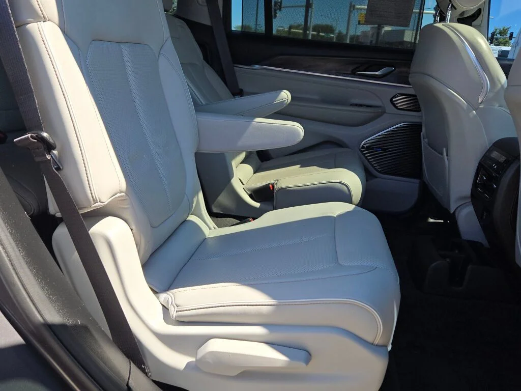 Certified Used 2021 Gray Metallic Jeep Overland image 9