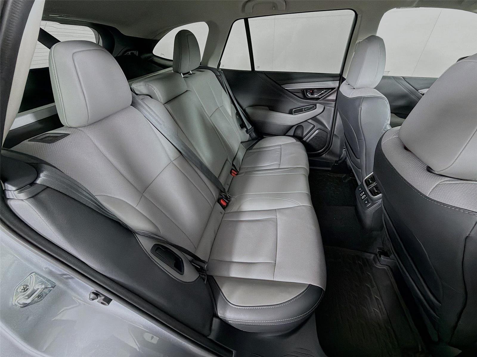 Used 2025 Ice Silver Metallic Subaru Limited image 30