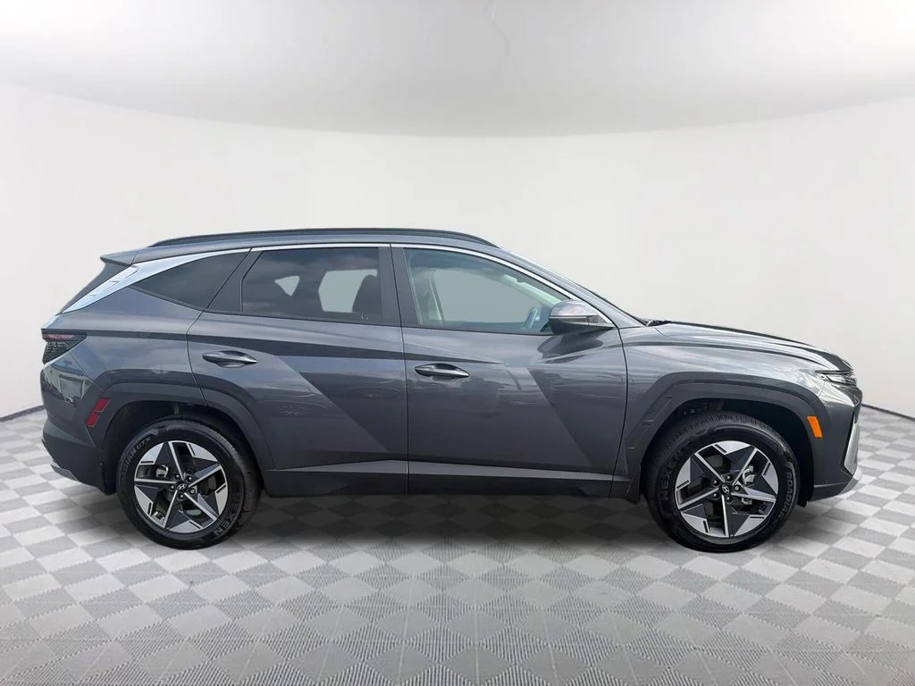 Used 2025 Gray Hyundai SEL Convenience image 4