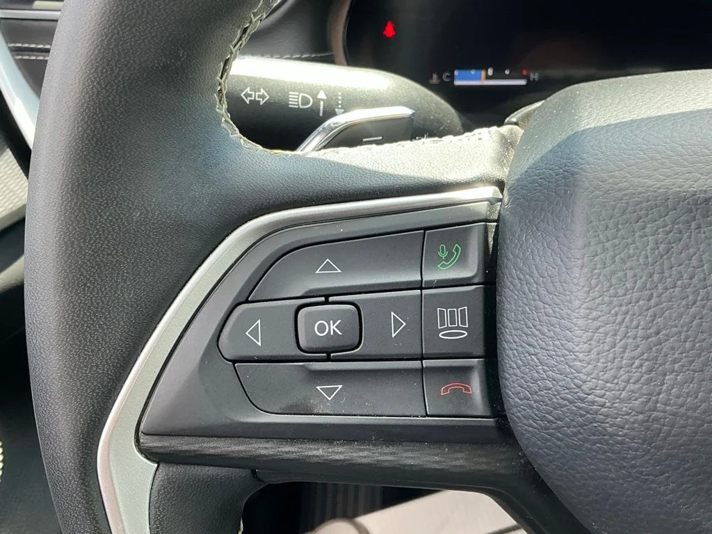 Used 2024 Red Jeep Altitude image 33