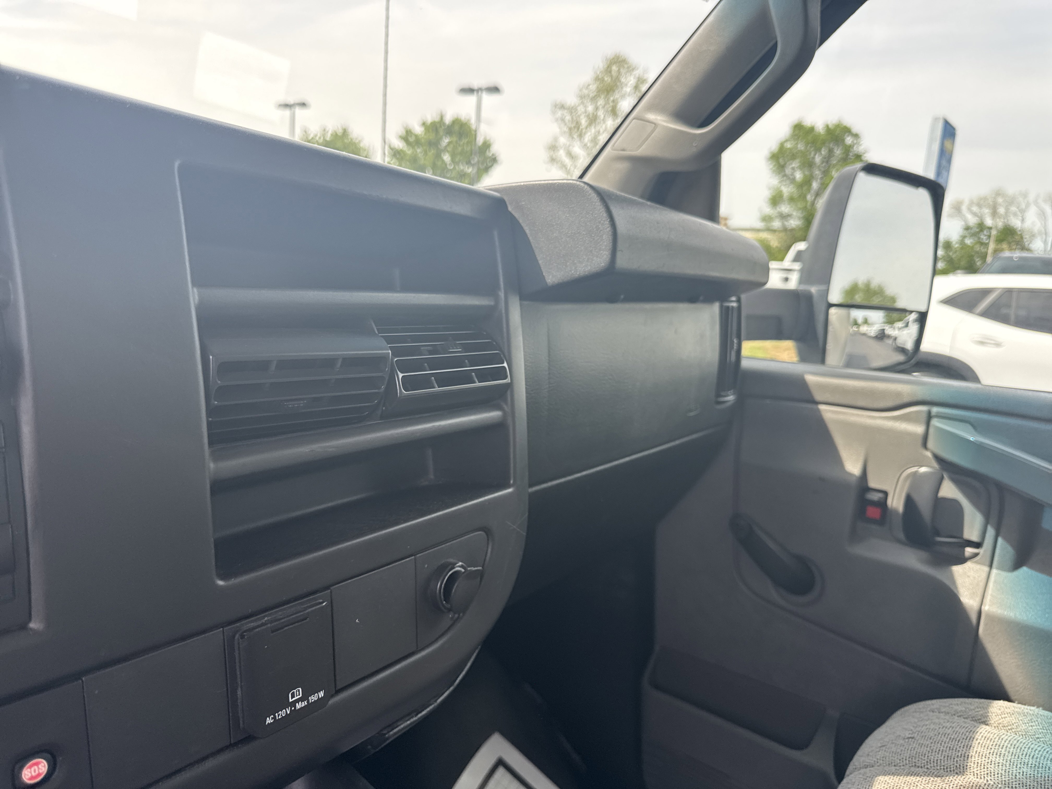 Used 2018 Summit White Chevrolet  image 19