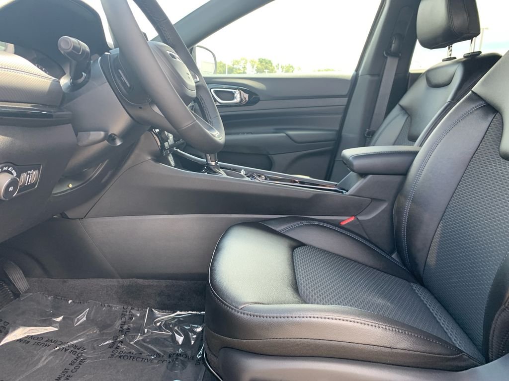 New 2026 Sting-Gray Clear-Coat Exterior Paint Jeep Latitude image 22