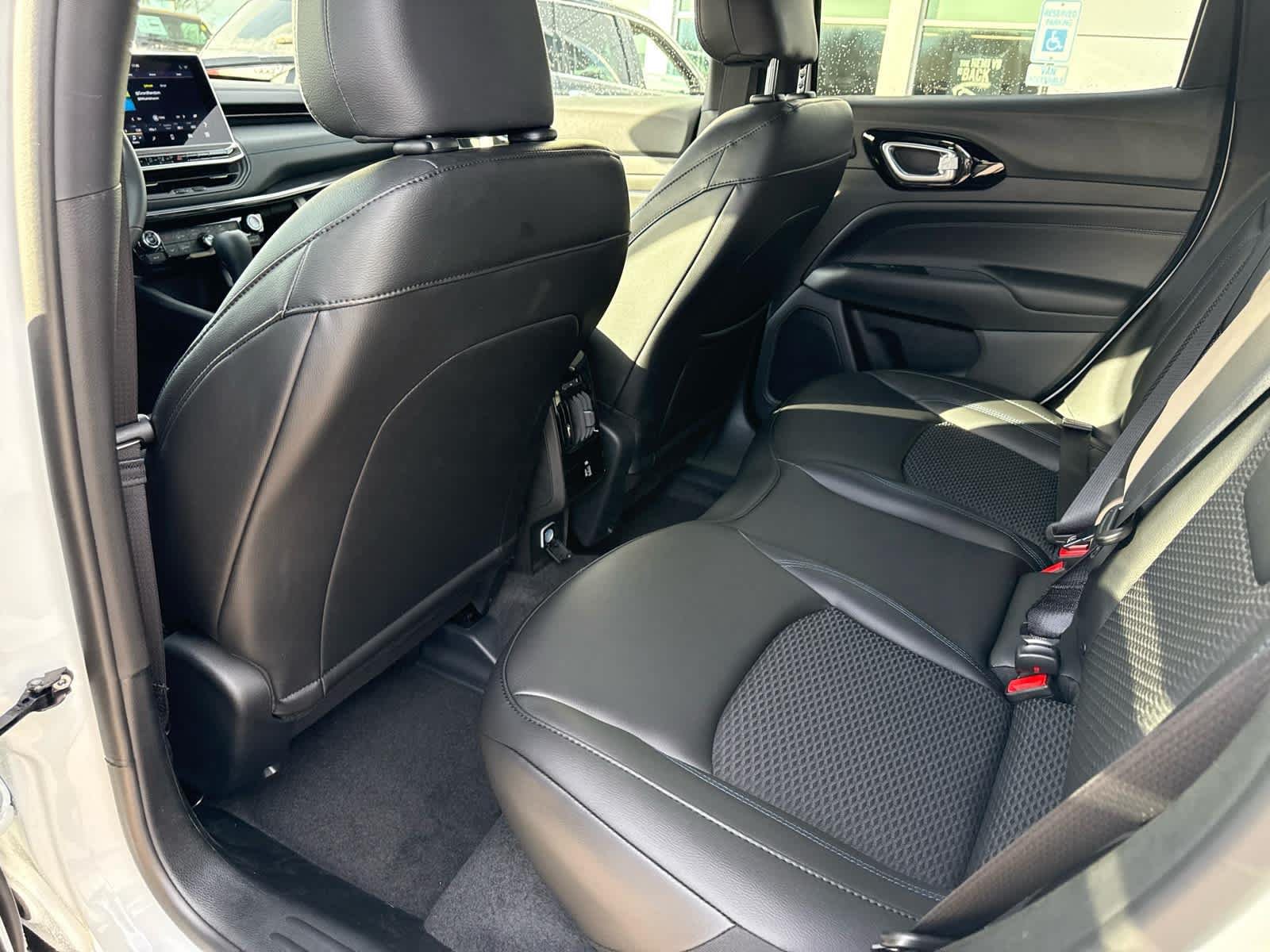 New 2026 Bright White Clearcoat Jeep Latitude image 12