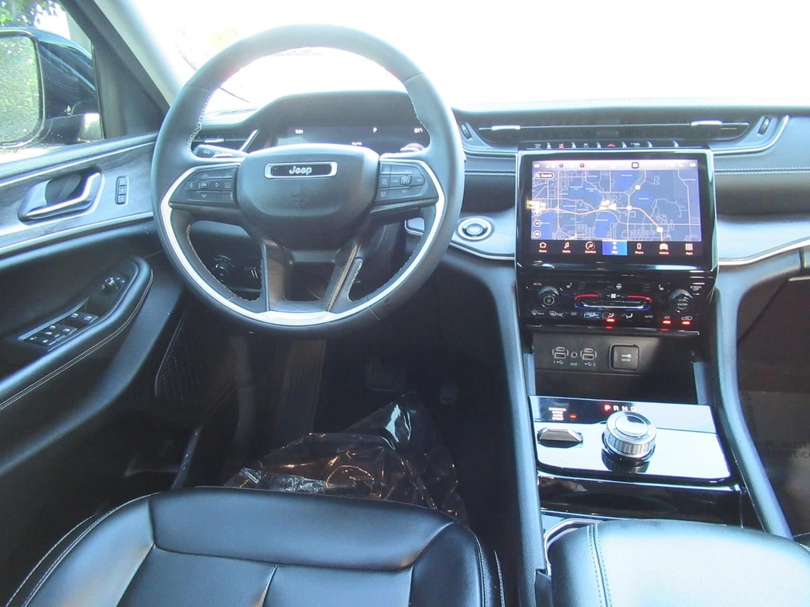 Used 2023  Jeep Limited image 13