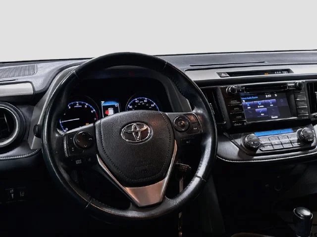 Used 2017 White Toyota XLE image 19