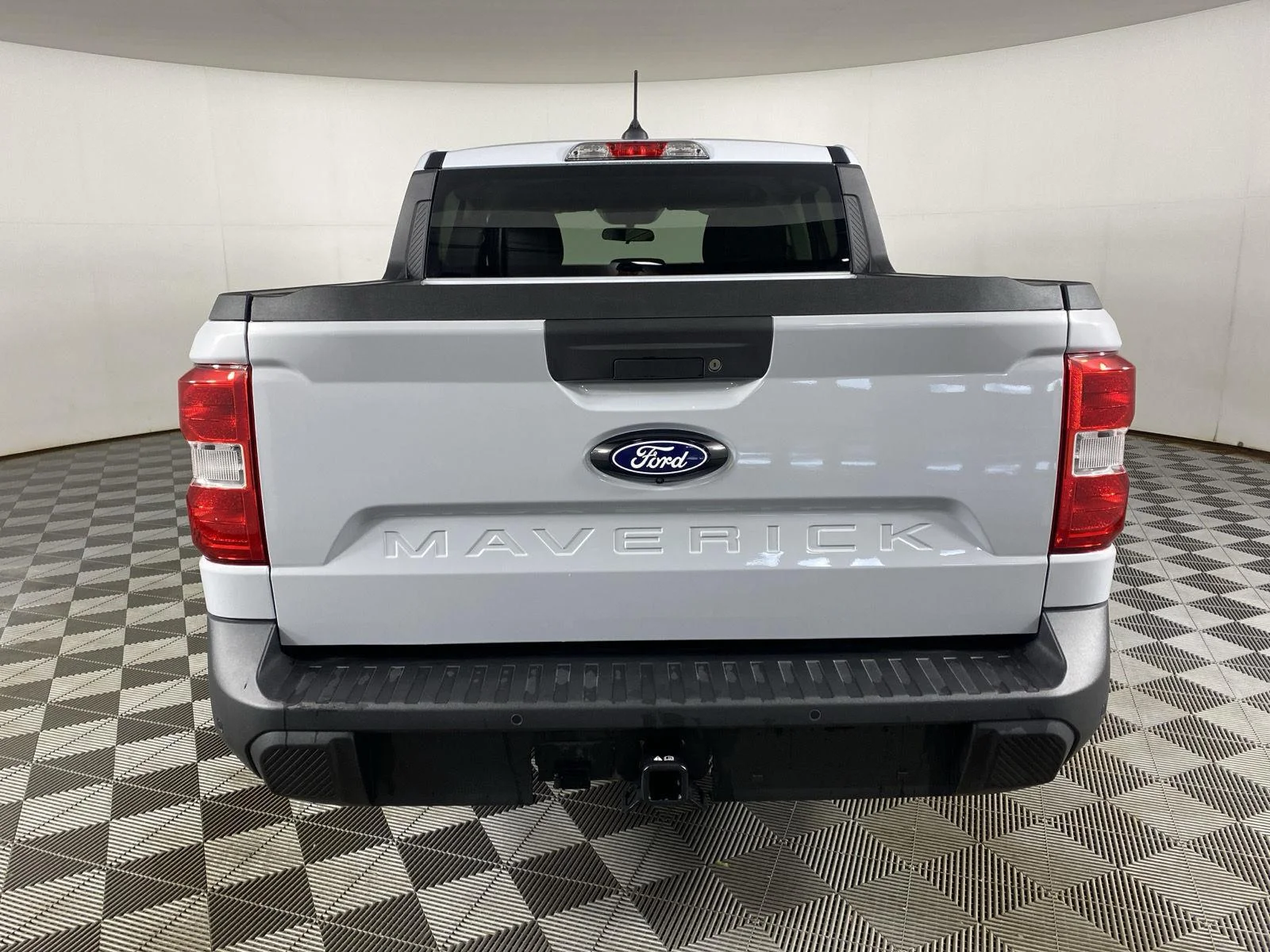 New 2025 White Metallic Ford XLT image 6