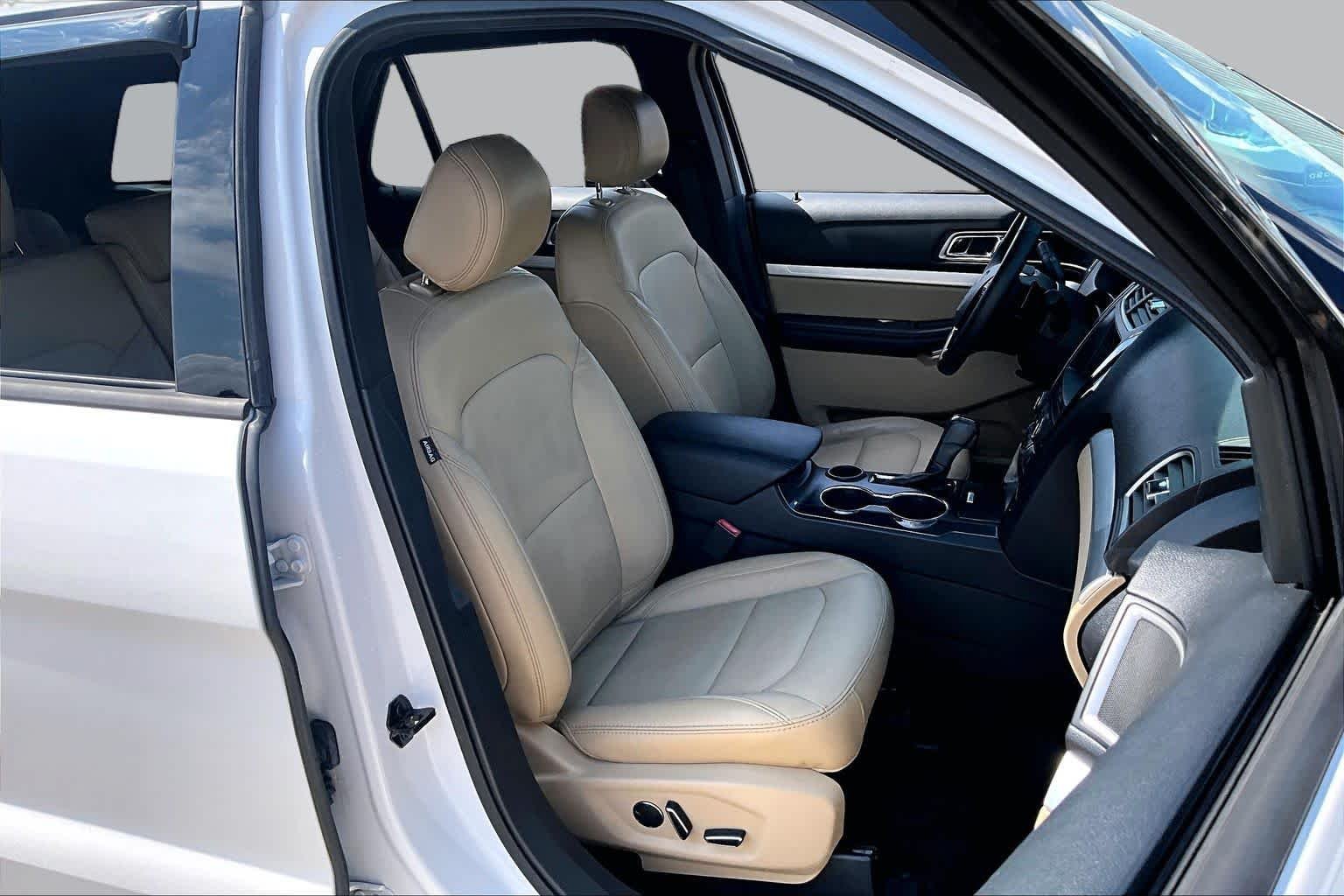 Used 2017 White Platinum Metallic Tri-Coat Ford XLT image 9