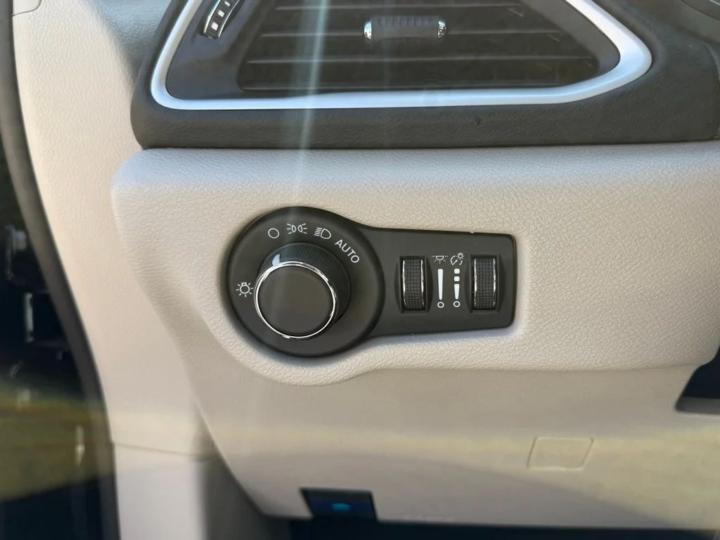 Used 2023 Black Chrysler LX image 29