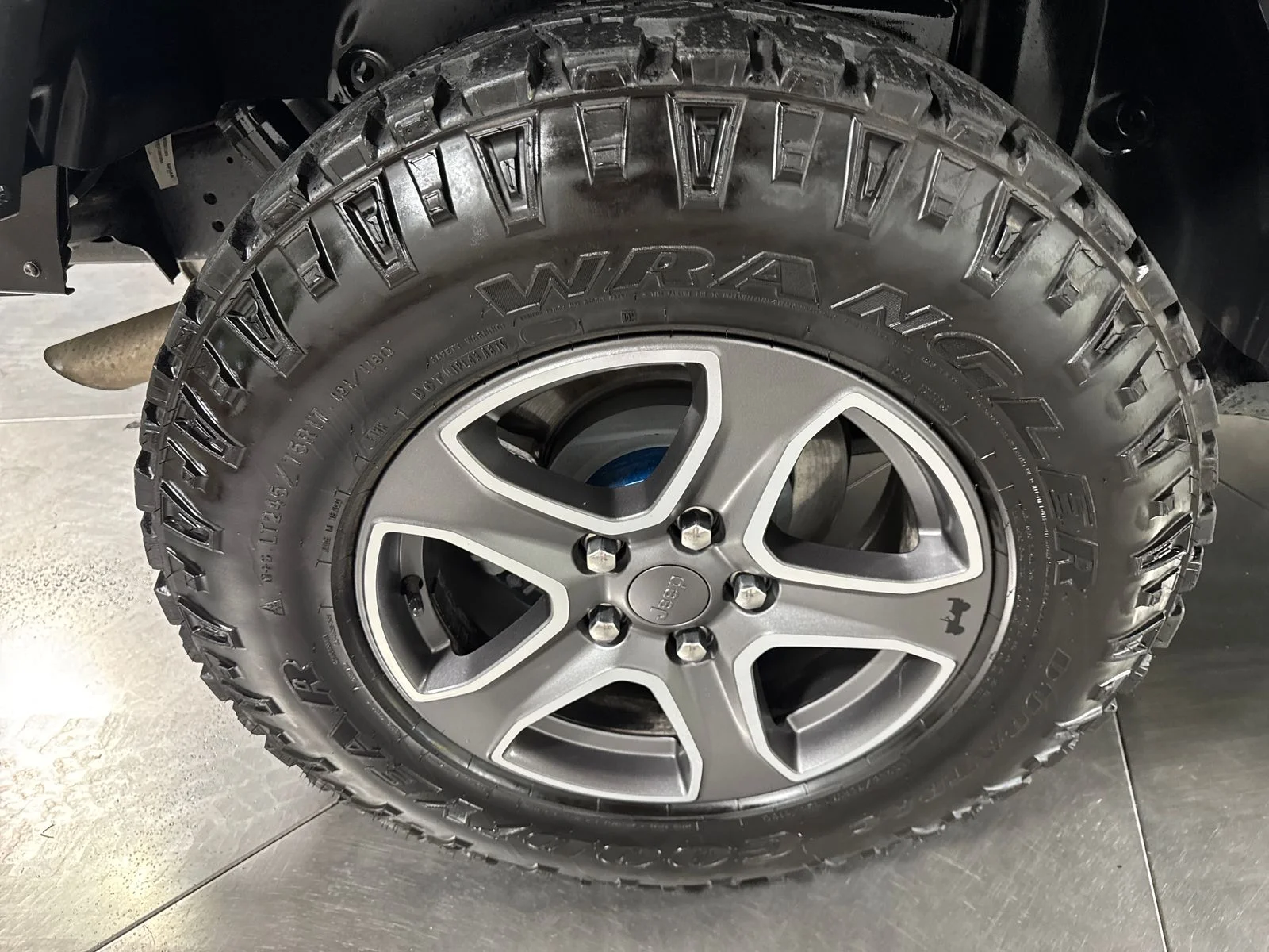 Used 2022 Crystal Metallic Jeep Sport S image 13