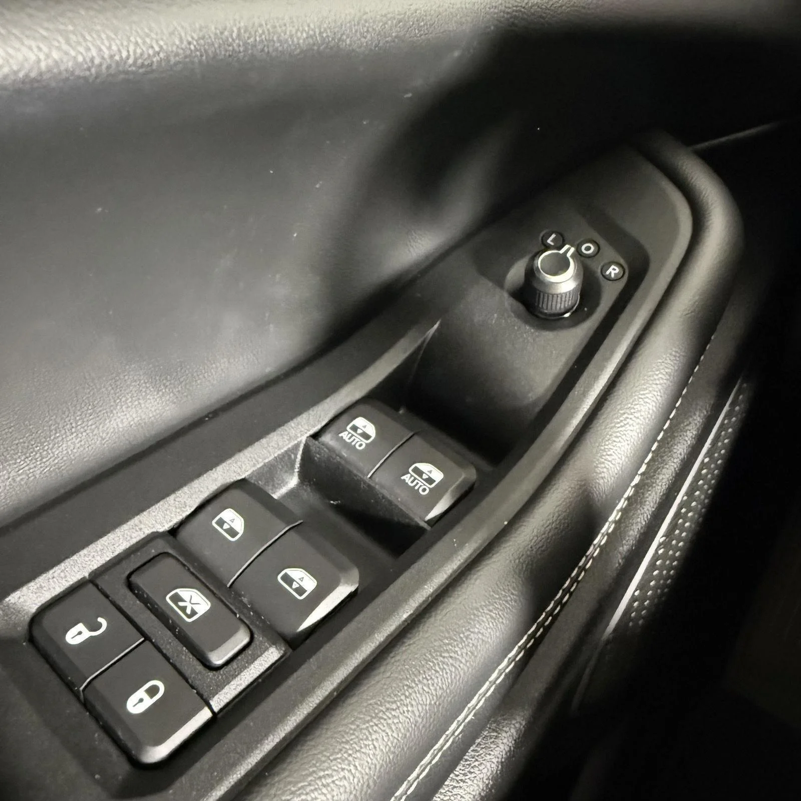 Used 2023 Diamond Black Crystal Pearlcoat Jeep Limited image 17