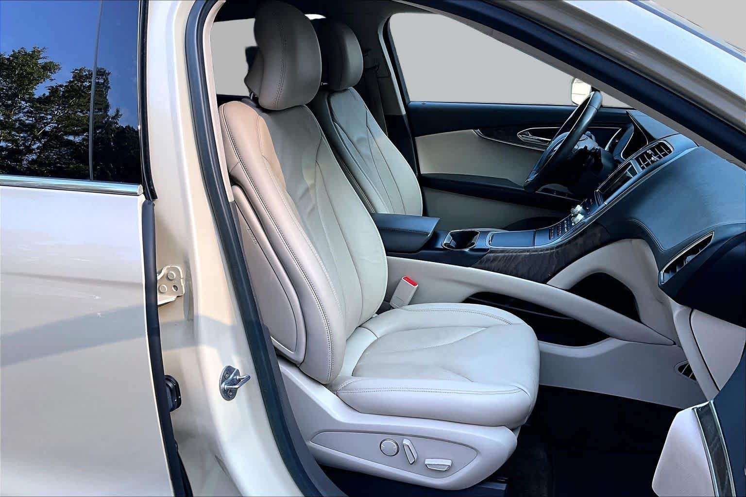 Used 2018 Ivory Pearl Lincoln Select image 9