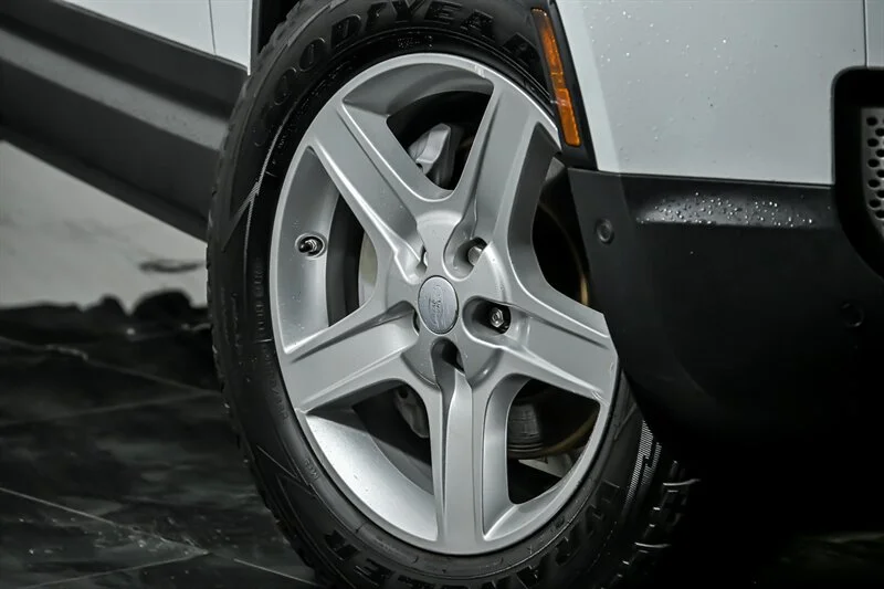 Used 2020 Fuji White Land Rover 110 HSE image 3