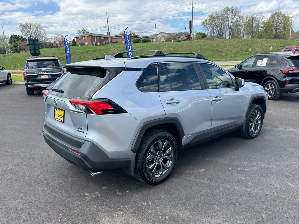 Used 2024 Silver Toyota XLE Premium image 3